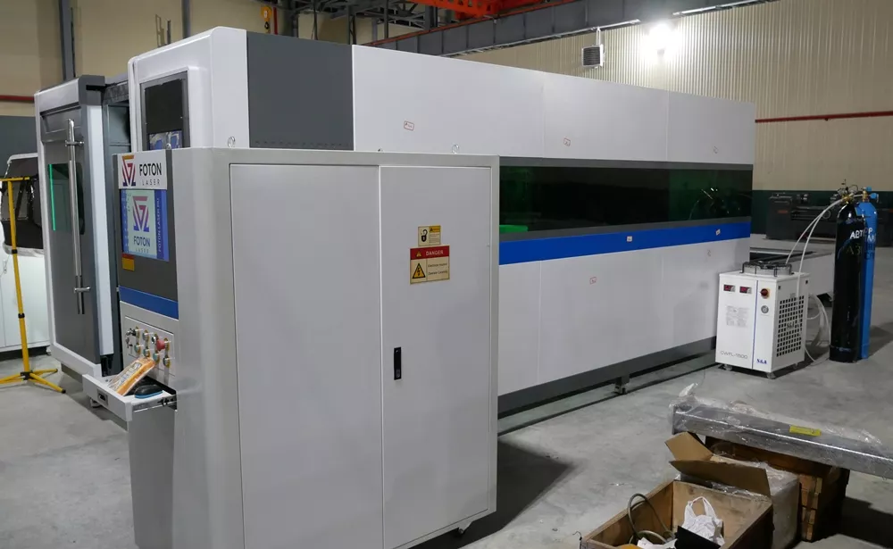 FL-L1530FHR-8000-D350-Raycus Лазерный станок для резки листового металла и труб с кабинетной защитой