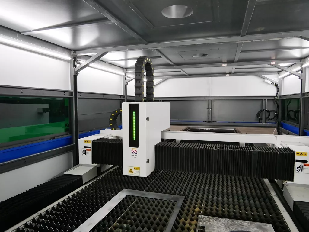 FL-L1530FHR-8000-D350-Raycus Лазерный станок для резки листового металла и труб с кабинетной защитой